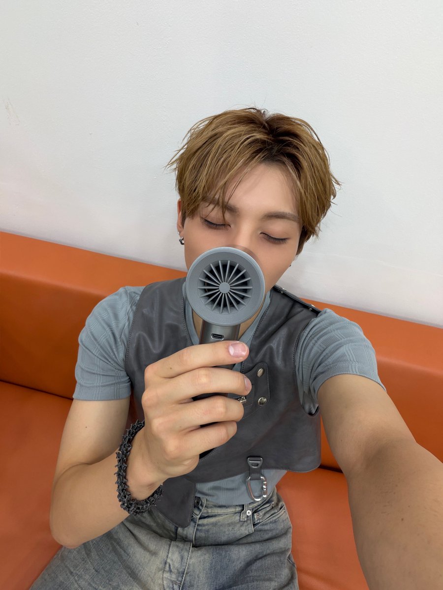 NEXZ_BBL's tweet photo. 🫧🐈‍⬛260903 | 02:03 AM ( KOR )

Thanks for your hard work today too😎😎

*📸x3* https://t.co/McXb7VEP2x