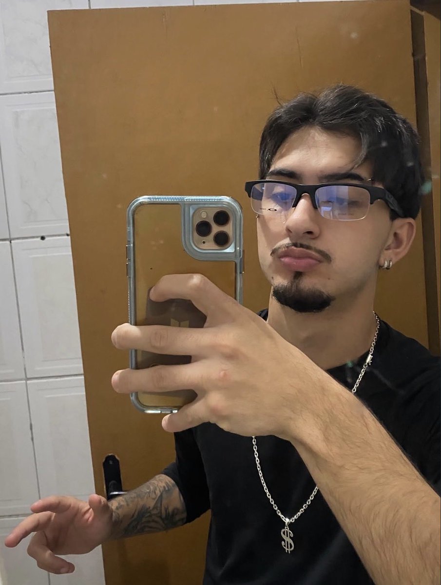 MAARTHlN's tweet photo. 𝓒onheça-me.

— 𝓝ome : Kauê Martin
— 𝓐ltura : 1,76.
— 𝓘dade : 19.
— 𝓢igno : Capricórnio. 
— 𝓔stado civil : Solteiro. 
— 𝓢exualidade : Homossexual. 
— 𝓔stação favorita : Verão. 
— 𝓒or favorita : Dourado, vermelho e preto. https://t.co/xuPv5OMtDd