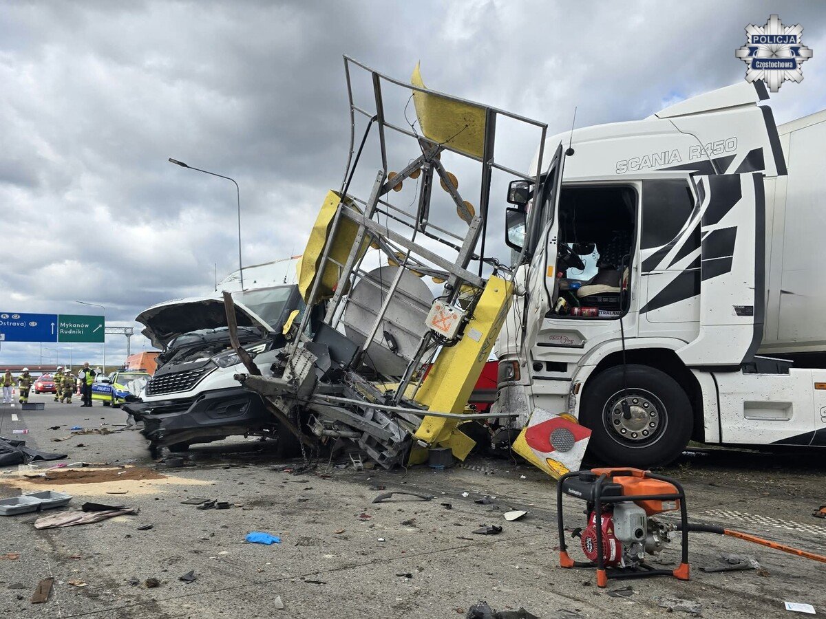 _zboral's tweet photo. KIEROWCA, KTÓRY ZABIŁ PRACOWNIKÓW NA A1 
miał w kabinie karty do tachografu dwóch innych kierowców.
Czyli zapewne jazda na maksymalnym zmęczeniu... co za patologia https://t.co/PKsEbS8c4S