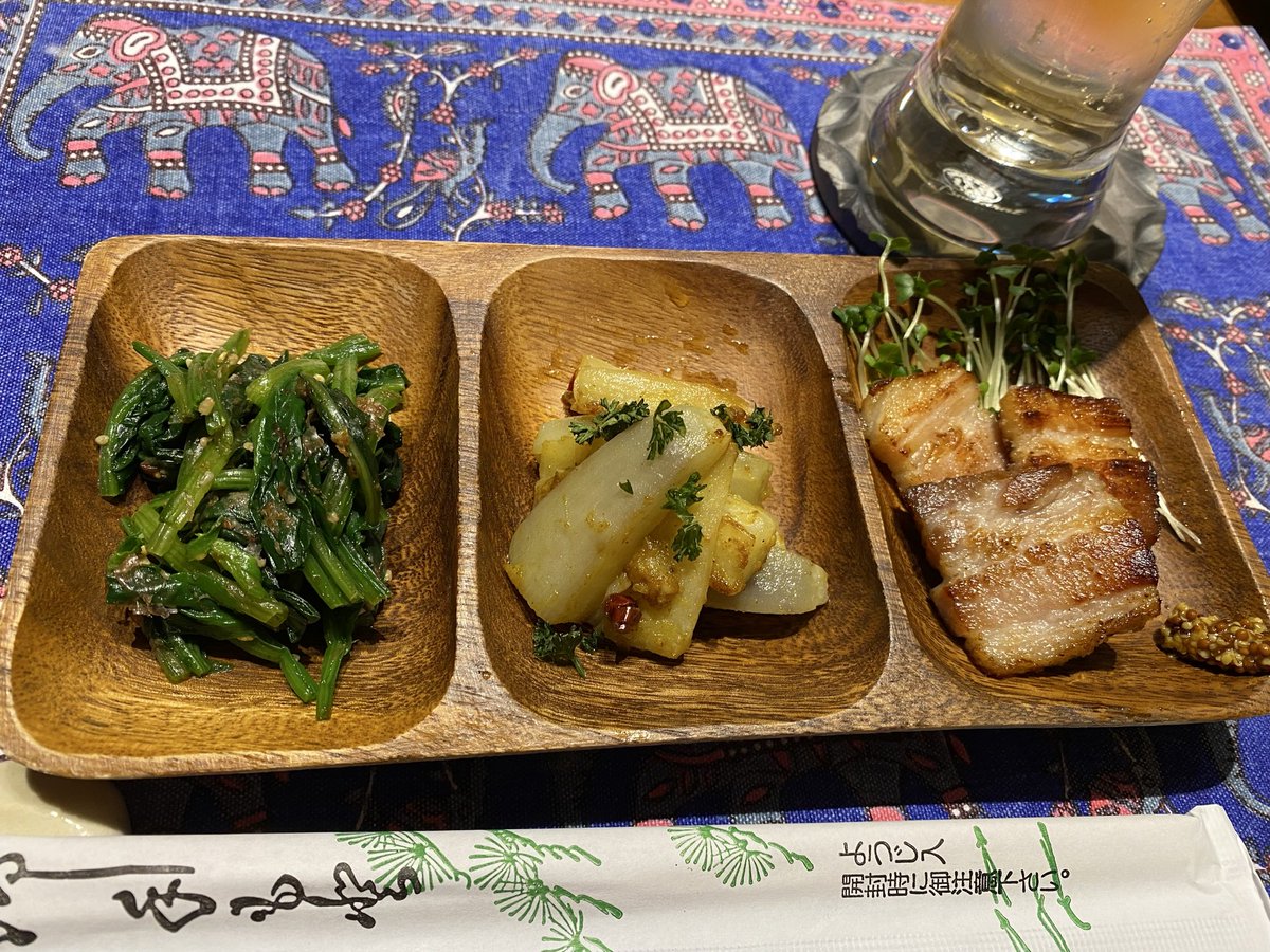 8mikan9's tweet photo. 今夜はみんなで高級魚のオナガのしゃぶしゃぶ＆雑炊！皮は唐揚げでパリパリ。自家製ベーコンやパンナコッタなど美味しい料理をたくさん作ってくれて感謝！ https://t.co/Yx67BCptdJ