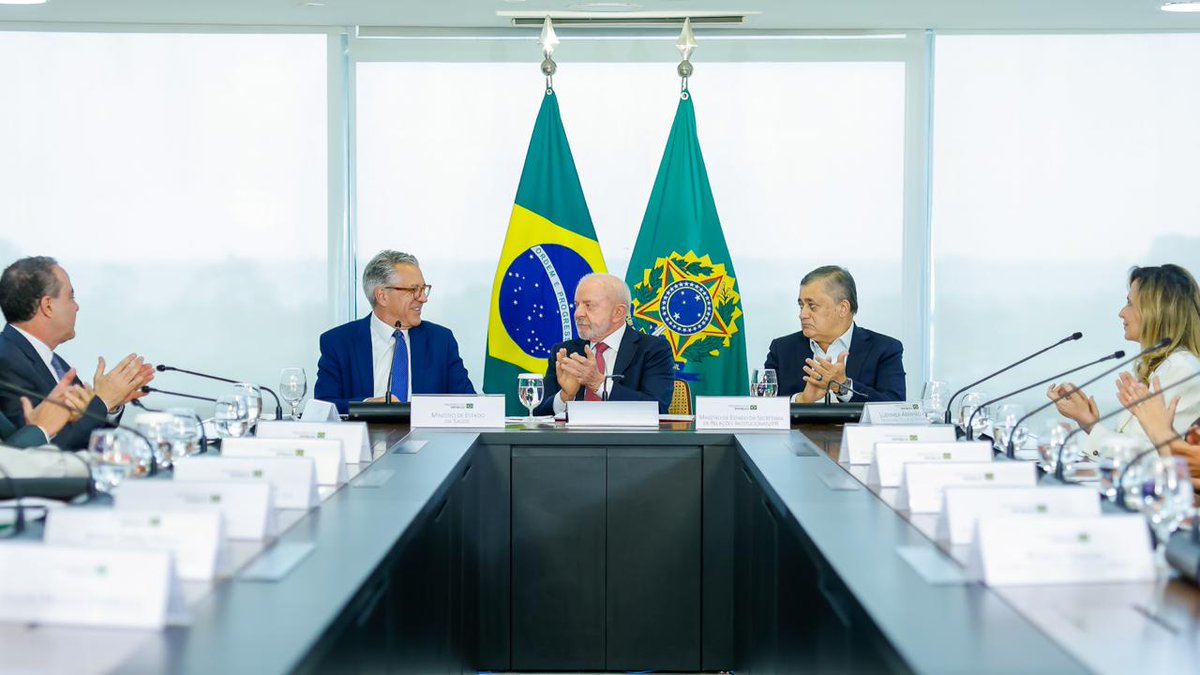 LulaOficial's tweet photo. Hoje demos mais um passo importante para tornar o atendimento no SUS mais eficiente, fazendo com que quem depende da rede pública tenha acesso cada vez mais rápido ao cuidado de que precisa. Sancionei uma lei que fortalece o atendimento às urgências cardiovasculares no SUS.

Na prática, ela amplia as condições para que medicamentos que ajudam a dissolver coágulos possam ser usados mais rapidamente, inclusive nas UPAs, no SAMU e em outros serviços de urgência e emergência, quando houver indicação médica. 

Quando uma pessoa sofre um infarto ou um AVC, cada minuto conta. E é por isso que eu digo que na saúde, não estamos falando de gasto. Estamos falando de investimento na coisa mais sagrada que existe: salvar vidas.

Isso faz parte de uma história que começamos há muitos anos. Criamos o SAMU, ampliamos as UPAs e agora seguimos fortalecendo e integrando essa rede para que o atendimento chegue cada vez mais rápido a quem precisa. 

O nosso objetivo é que quem tem menos recursos tenha cada vez mais acesso ao mesmo cuidado de qualidade de quem pode pagar pelo melhor hospital.

É esse o SUS que queremos construir: moderno, ágil, humano, democrático e cada vez mais capaz de oferecer o melhor tratamento para a população brasileira.

📸 @ricardostuckert
