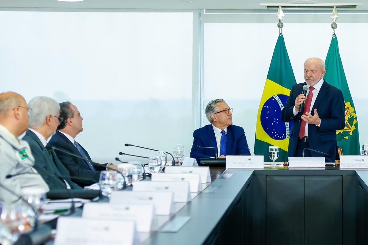 LulaOficial's tweet photo. Hoje demos mais um passo importante para tornar o atendimento no SUS mais eficiente, fazendo com que quem depende da rede pública tenha acesso cada vez mais rápido ao cuidado de que precisa. Sancionei uma lei que fortalece o atendimento às urgências cardiovasculares no SUS.

Na prática, ela amplia as condições para que medicamentos que ajudam a dissolver coágulos possam ser usados mais rapidamente, inclusive nas UPAs, no SAMU e em outros serviços de urgência e emergência, quando houver indicação médica. 

Quando uma pessoa sofre um infarto ou um AVC, cada minuto conta. E é por isso que eu digo que na saúde, não estamos falando de gasto. Estamos falando de investimento na coisa mais sagrada que existe: salvar vidas.

Isso faz parte de uma história que começamos há muitos anos. Criamos o SAMU, ampliamos as UPAs e agora seguimos fortalecendo e integrando essa rede para que o atendimento chegue cada vez mais rápido a quem precisa. 

O nosso objetivo é que quem tem menos recursos tenha cada vez mais acesso ao mesmo cuidado de qualidade de quem pode pagar pelo melhor hospital.

É esse o SUS que queremos construir: moderno, ágil, humano, democrático e cada vez mais capaz de oferecer o melhor tratamento para a população brasileira.

📸 @ricardostuckert