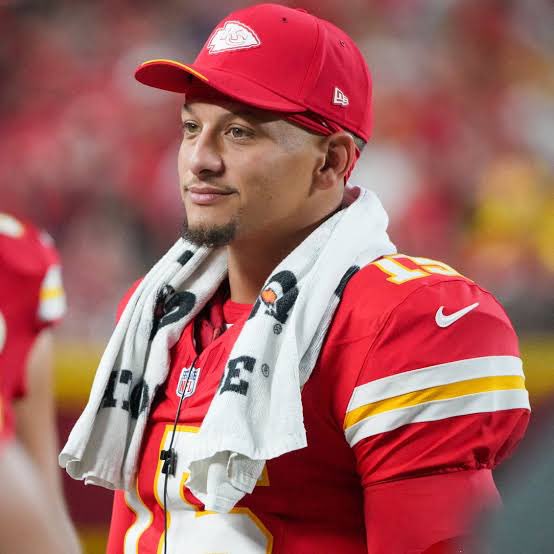 Daily_Chiefs_'s tweet photo. Xavier Worthy was asked about Patrick Mahomes “potentially” being back for Week 1…

“Oh, he’s back… ain’t no ‘potentially.’” 😳🔥

Worthy just made that pretty clear.

QB1 is BACK. 🔥😈 https://t.co/UFLalVR1sa