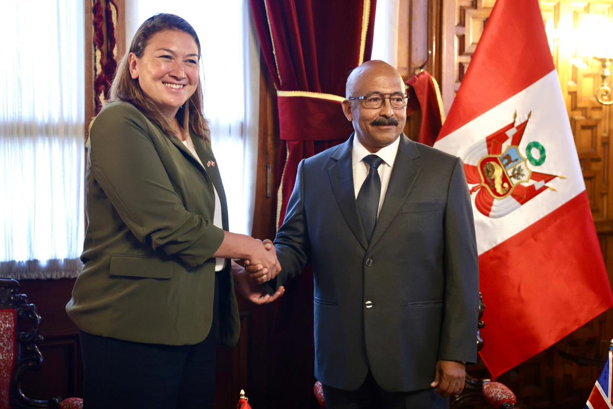 congresoperu's tweet photo. #CongresoInforma I El presidente de la Cámara de Diputados, Oscar Reto Otero (@OscarReto62), recibió el saludo protocolar de la embajadora del Reino Unido en el Perú, Su-Lin Garbett-Shiels.

Durante el encuentro, Reto Otero compartió con la diplomática sus impresiones tras su reciente recorrido por el norte del país, realizado durante la Semana de Representación, donde recogió información sobre el nivel de avance y las acciones de prevención que vienen desarrollando las autoridades regionales y nacionales ante la eventual ocurrencia del fenómeno de El Niño Costero.