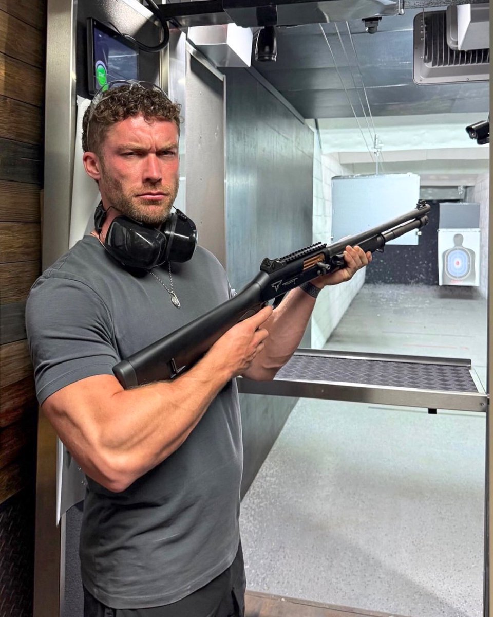 MGunsVegas's tweet photo. No introduction needed. @chriswillx knows his way around the range. 🔥
Host of wildly successful podcast @modernwisdom and another Joe Rogan appearance on the horizon, Chris has been staying busy. We’re glad he made time to put some rounds down at Machine Guns Vegas. 🎯

📍 3501 Aldebaran Ave, Las Vegas, NV 💻 https://t.co/H175sP7qmF ☎️ 1(800)757-4668