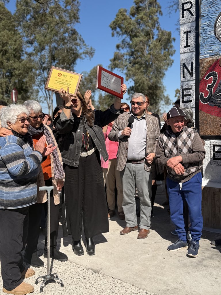 PajaroEnciso's tweet photo. Preciosa inauguración del nuevo espacio público e ingreso al Hipódromo “Irineo Leguisamo”. Un lugar amplio con senda peatonal, iluminación y áreas de recreación. También se develó el mosaico ecuestre del Taller Reciclarte. 7.000 m² para disfrutar en familia! 💙 @FloridaIDF https://t.co/1pMO3De0eb
