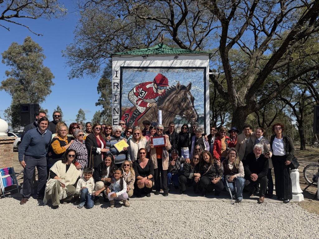 PajaroEnciso's tweet photo. Preciosa inauguración del nuevo espacio público e ingreso al Hipódromo “Irineo Leguisamo”. Un lugar amplio con senda peatonal, iluminación y áreas de recreación. También se develó el mosaico ecuestre del Taller Reciclarte. 7.000 m² para disfrutar en familia! 💙 @FloridaIDF https://t.co/1pMO3De0eb