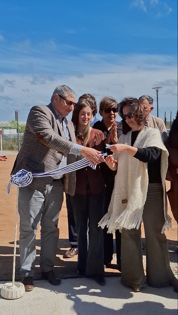 PajaroEnciso's tweet photo. Preciosa inauguración del nuevo espacio público e ingreso al Hipódromo “Irineo Leguisamo”. Un lugar amplio con senda peatonal, iluminación y áreas de recreación. También se develó el mosaico ecuestre del Taller Reciclarte. 7.000 m² para disfrutar en familia! 💙 @FloridaIDF https://t.co/1pMO3De0eb