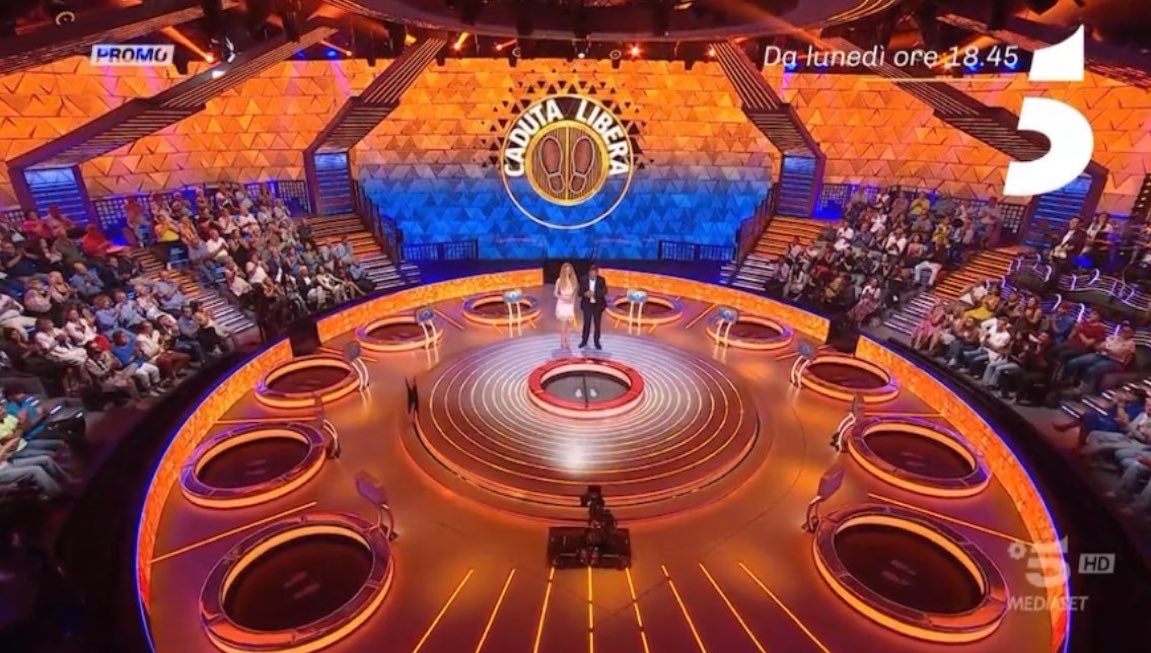 TeleSpettacolo's tweet photo. il nuovo studio di #caduta libera: rinnnovato nella struttura e nei colori molto più caldi

da lunedì 7 settembre ore 18:45 su #canale5 #ascoltitv https://t.co/QiSVUdPnqz