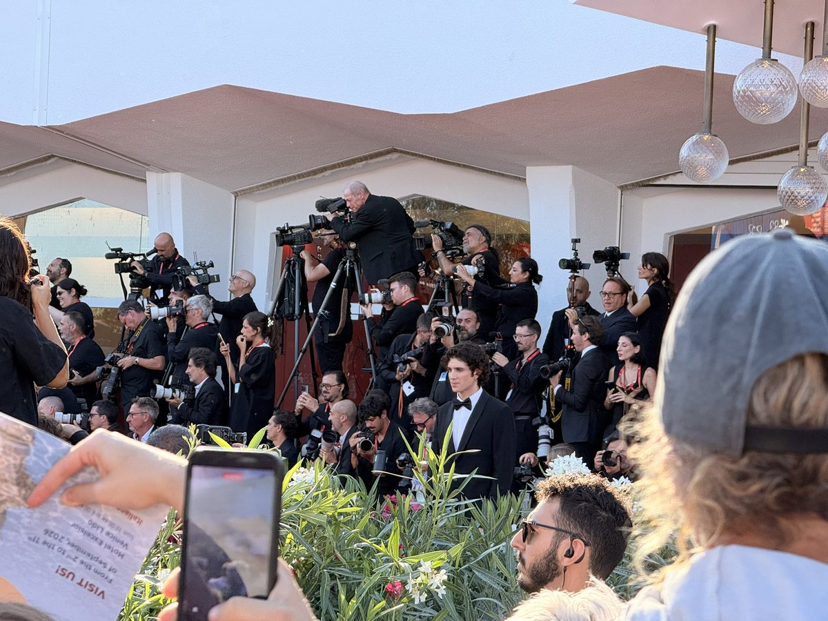 veneziaunica's tweet photo. ✨ First red carpet of the season. 🎬

Si alza il sipario sulla 83ª Mostra Internazionale d’Arte Cinematografica di Venezia e il Lido torna a brillare di cinema, eleganza e grandi emozioni. ✨

Un primo red carpet che dà ufficialmente il via a uno degli appuntamenti più attesi dell’anno, tra star internazionali, talenti del cinema e quell’atmosfera veneziana che rende tutto ancora più magico. ❤️

🎬 83. Mostra Internazionale d’Arte Cinematografica
📍 Lido di Venezia
📅 2–12 settembre 2026

And so it begins… ✨🍿
Scopri di più👇🏻
https://t.co/aIFuiXIZJo

#BiennaleCinema2026