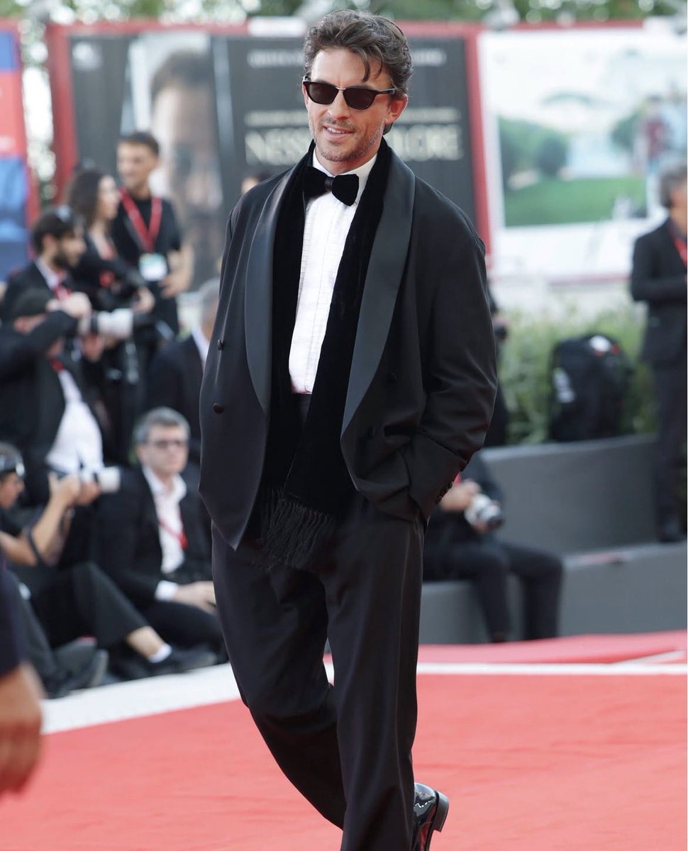 BayleafCrave's tweet photo. Jonathan Bailey looks enthralling in new photos from Venice Film Festival. https://t.co/wBUiEki8Wb