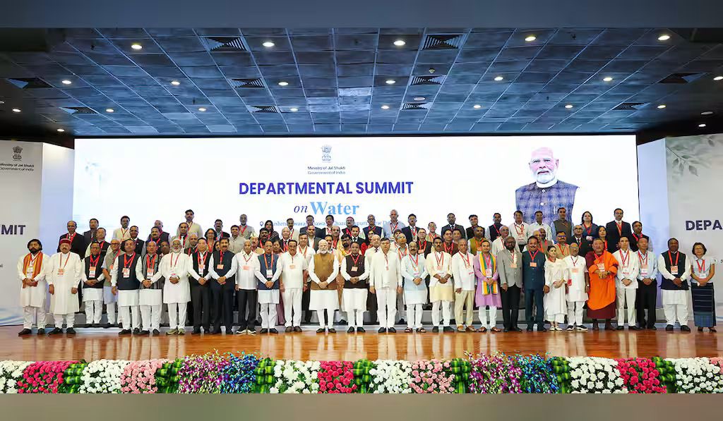 swatantrabjp's tweet photo. आज जल शक्ति मंत्रालय के दो-दिवसीय विभागीय शिखर सम्मेलन–2026 के समापन सत्र में मा• प्रधानमंत्री श्री @narendramodi जी का प्रेरक संबोधन एवं मार्गदर्शन प्राप्त हुआ।

प्रधानमंत्री जी ने जल संरक्षण को जनभागीदारी का सबसे बड़ा अभियान बताते हुए हर बूंद के संरक्षण और जल संसाधनों के सतत प्रबंधन पर विशेष बल दिया। उनका स्पष्ट संदेश है कि जल सुरक्षा, विकसित भारत की मजबूत नींव है।

सम्मेलन में प्राप्त यह मार्गदर्शन पूरे देश में जल संरक्षण और हर घर तक सुरक्षित जल उपलब्ध कराने के संकल्प को और अधिक सशक्त बनाने की प्रेरणा देगा।