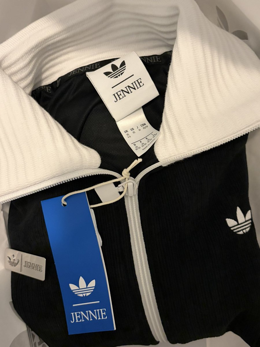 BLACKPINKBRASIL's tweet photo. Fãs brasileiros estão comprando peças da coleção de JENNIE com a Adidas em lojas físicas da marca no Brasil 🇧🇷 Já chegou na sua cidade? 

No site da Adidas Brasil ainda não aparece a coleção 💔

cr. jenniemania
#JENNIE #BLACKPINK https://t.co/oRq2LBTUwy