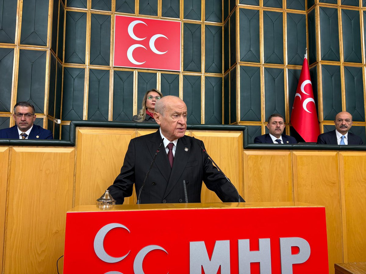 ayyildirim1's tweet photo. 7595 sayılı Millî Dayanışma Ve Toplumsal Bütünleşmenin Güçlendirilmesine Dair Kanun’un uygulama aşamasında bu gibi sabotajların önüne geçmek zorunludur. Mezkûr kanunla kurulan komisyonlar bu tarz provokasyonları önleme konusunda titizlikle hareket etmeli, gerekli yaptırımlar ilgili kurumlarca uygulanmalıdır. Sporla beraber İslami anket adı altında bir başka tahrik, tahribat ve yönlendirme eş zamanlı olarak gündeme sokulmuştur.

Yüzde 99’u Müslüman olan Türk milletini inancıyla, ibadetiyle, değerleriyle olduğundan farklı göstererek köklü medeniyetimizi inkar edecek bir tablo ile zihinler karıştırılmak istenmektedir.
Türk milletini köklerinden kopmuş, türedi topluluklar gibi göstermek maksatlıdır. Bu asil milleti itikadından, imanından, inanç ve değerlerinden yoksun lanse etmek büyük kötülüktür. 

Bunların kime ve hangi amaca hizmet ettikleri ifşa edilmelidir.

Liderimiz Sayın Devlet Bahçeli