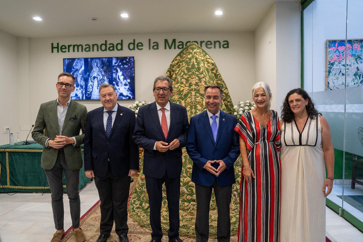Hdad_Macarena's tweet photo. 🟢 Hoy presentamos, junto a @cajasol, el proyecto de restauración del histórico manto de malla de María Santísima de la Esperanza, conocido popularmente como el «manto Camaronero».

Una pieza única que forma parte de la historia de la Hermandad y del patrimonio sevillano.

📸 @herran_murillo
