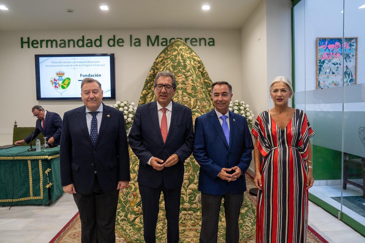 Hdad_Macarena's tweet photo. 🟢 Hoy presentamos, junto a @cajasol, el proyecto de restauración del histórico manto de malla de María Santísima de la Esperanza, conocido popularmente como el «manto Camaronero».

Una pieza única que forma parte de la historia de la Hermandad y del patrimonio sevillano.

📸 @herran_murillo