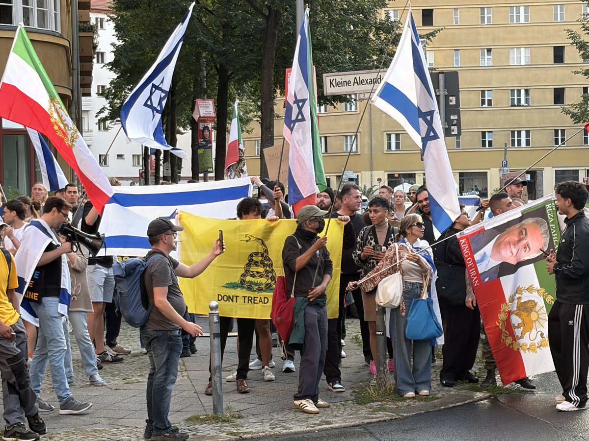 FuocoSavinelli's tweet photo. Das ist übrigens eine FDP-Kundgebung gegen die Linkspartei in Berlin. Mit Israel- und Schahfahnen. Möllemann dreht sich im Grab um https://t.co/MYvj9xlYnn