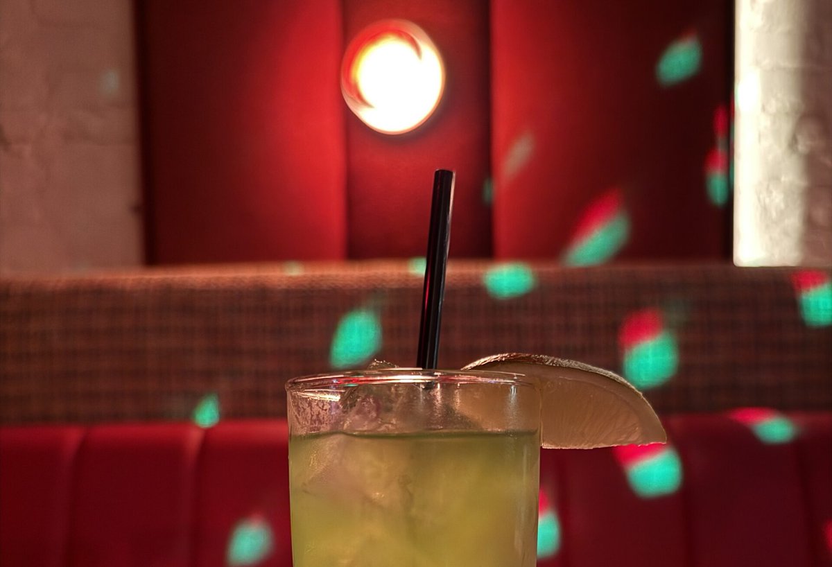 brooklynmag's tweet photo. Shania’s Max Bet brings '80s-inspired cocktails, natural wine, and disco balls to Gowanus. 

🖊️+📸: @ibrowning 

https://t.co/t12xE2CHrz https://t.co/syrsxhvYZb
