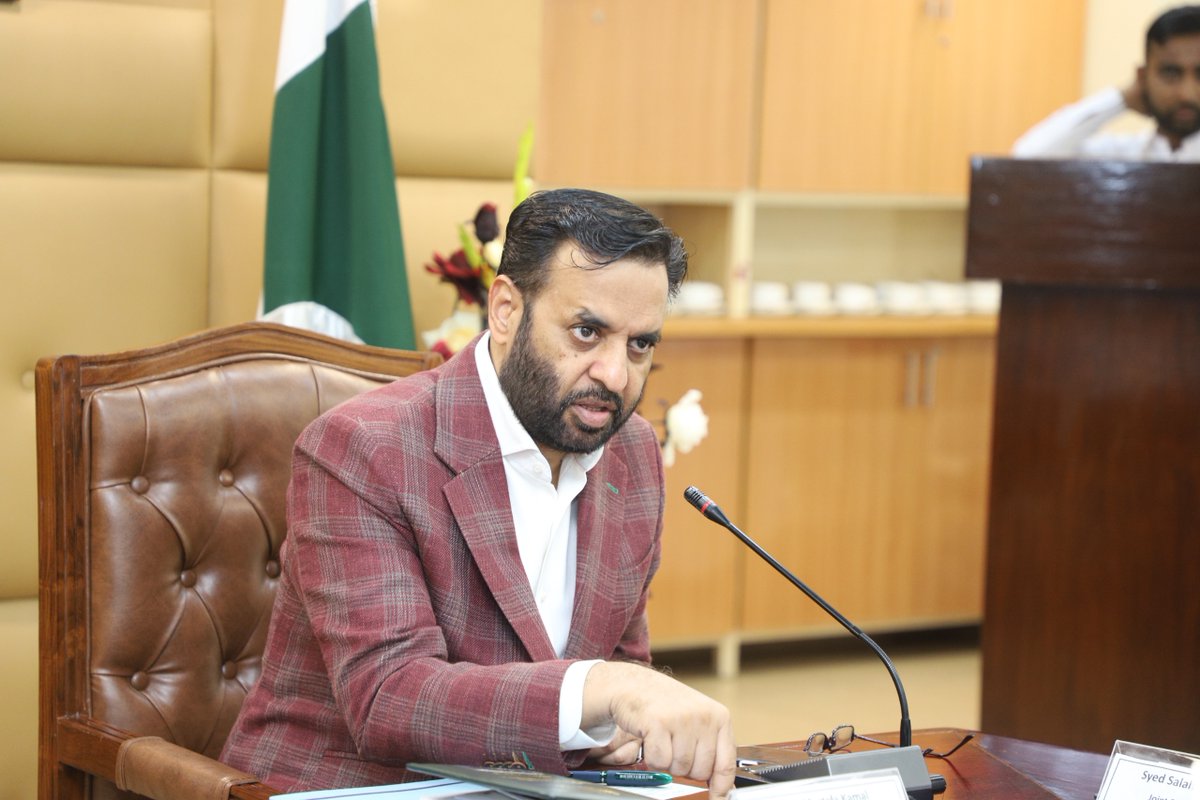 KamalMQM's tweet photo. وزیر صحت مصطفیٰ کمال کی اسلام آباد ہیلتھ ریگولیٹری اتھارٹی کے رجسٹریشن بورڈ کے ممبران سے ملاقات

اجلاس کا مقصد سابقہ IHRA بورڈ کی جانب سے لائسنسنگ کے عمل کو روکنے کے معاملے کا جائزہ لینا تھا

وزارت صحت نے لائسنسنگ کے عمل کو دوبارہ شروع کرنے کی ہدایت

بنیادی طور پر IHRA کا مقصد اسلام آباد میں محفوظ اور معیاری صحت کی خدمات کی فراہمی کو یقینی بنانا ہے، وزارت صحت

تمام سرکاری و نجی ہیلتھ کیئر اداروں کی رجسٹریشن اور لائسنسنگ کو یقینی بنانا ہے، وزارت صحت

رجسٹریشن بورڈ تمام قانونی تقاضے پورے کرتے ہوئے لائسنسنگ کے اجراء کا آغاز کرے، وزارت صحت

اسلام آباد میں لائسنسنگ کے حصول کے لیے 800 درخواستیں موصول ہو چکی ہیں، بریفنگ

سابقہ IHRA بورڈ نے لائسنسنگ کے عمل کو روک دیا تھا، بریفنگ

صحت کے اداروں کی رجسٹریشن اور لائسنسنگ کے زیر التوا کیسز کو تیزی سے نمٹایا جائے، وزارت صحت

پہلے سے مکمل اور تیار کیسز پر فوری کارروائی شروع کی جائے، وزارت صحت

کیسز نمٹانے کے لیے روزانہ کی بنیاد پر ایک قابل عمل ہدف مقرر کیا جائے، وزارت صحت

صحت کی تمام متعلقہ سہولیات کو رجسٹریشن اور لائسنسنگ کے طریقہ کار سے متعلق تحریری معلومات فراہم کی جائیں، وزارت صحت

اداروں کی رہنمائی کے لیے مؤثر آگاہی اور سہولت کاری مہم شروع کی جائے، وزارت صحت

عوام کی شکایات کے فوری ازالے کے لیے باقاعدہ شکایتی نظام متعارف کرایا جائے، وزارت صحت

تمام قانونی تقاضے پورے کرتے ہوئے ہیومن ریسورس کی قلت کو دور کیا جائے، وزارت صحت

تاکہ انسپیکشن، رجسٹریشن اور لائسنسنگ کے عمل میں کسی قسم کی رکاوٹ یا تاخیر نہ آئے، وزارت صحت

اسلام آباد میں صحت کی سہولیات کی مؤثر نگرانی یقینی بنانے کے لیے تمام ضروری اقدامات کیے جائیں، وزارت صحت

#MustafaKamal #HealthMinister #IHRA #HealthcareRegulation #HealthReforms #Pakistan

@WHO @UNICEF @Gavi @GatesFoundation @GovtofPakistan
