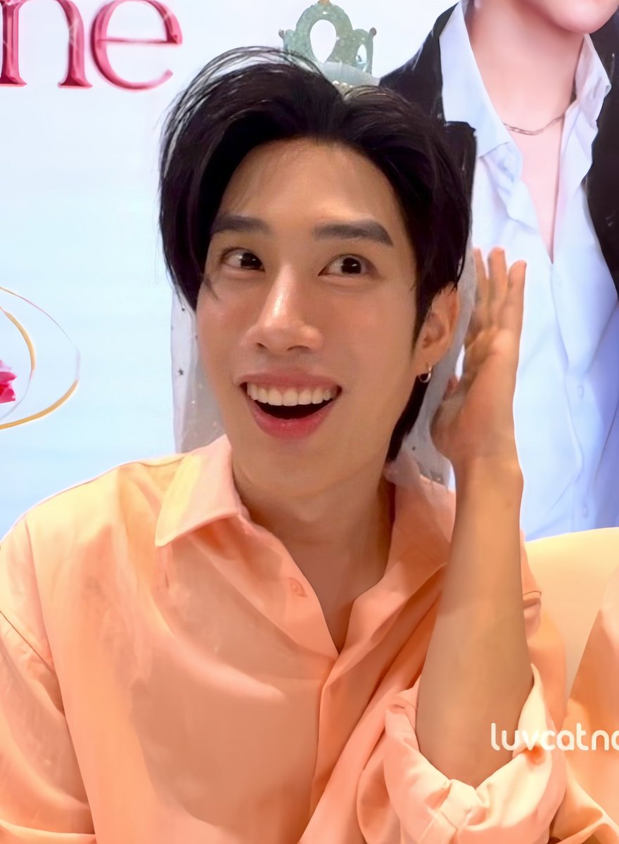 luvcatnotu's tweet photo. บอกเติ้ลว่าตอนนี้ใส่มงอยู่นะ เพิ่นว่า ‘ นี่ใส่มงหรอ 🤩 ’ โค่สน่ารักก 😆 เพิ่นตั้งใจตอบคำถามชิงมงมาก665565555555655555555 https://t.co/uGQiA1vO6Z