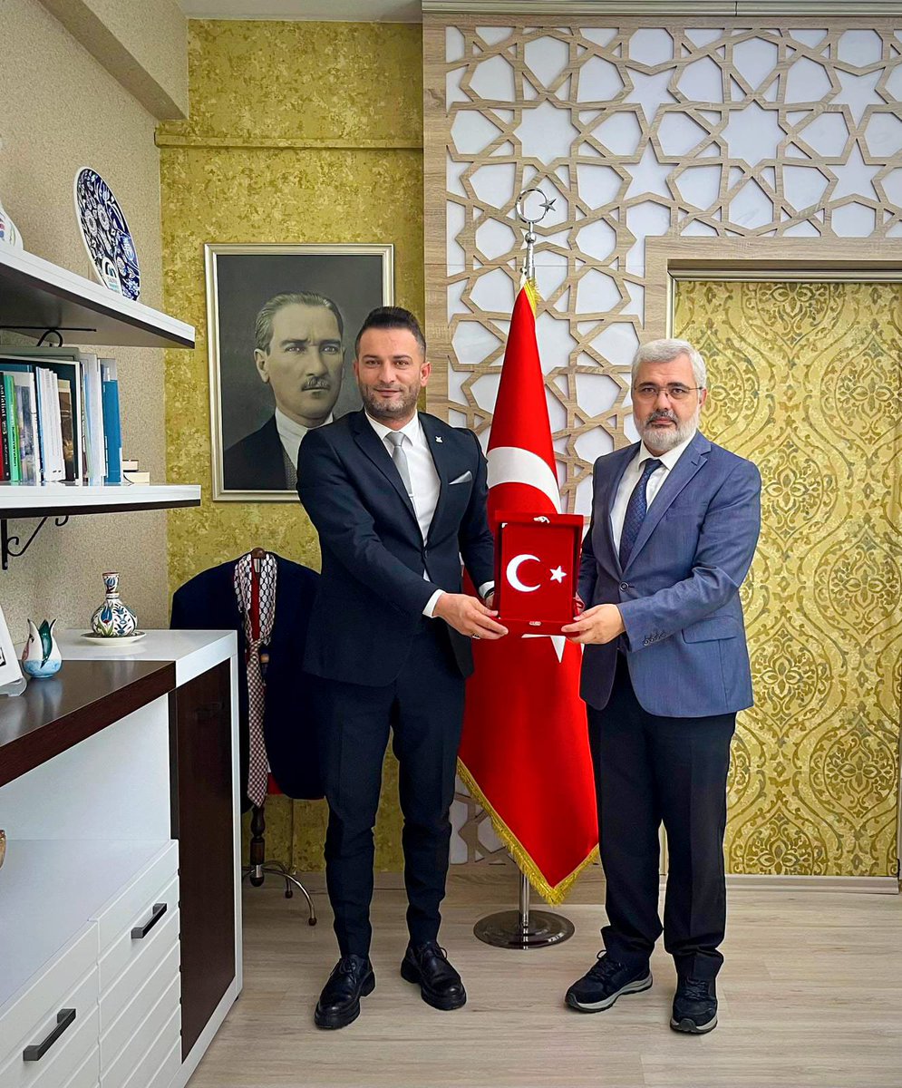 ikbldrs's tweet photo. Yalova İl Milli Eğitim Müdürümüz Sn Aytekin YILMAZ'ı makamında ziyaret ettik.  Değerli Müdürümüze  nazik misafirperverliği, samimi sohbeti ve gösterdiği ilgi için teşekkürlerimizi sunuyoruz. https://t.co/rABhyeWmjh