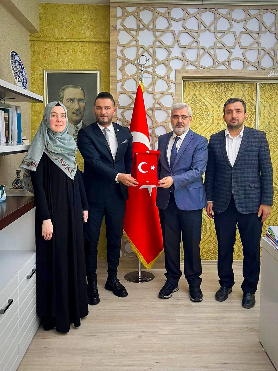 ikbldrs's tweet photo. Yalova İl Milli Eğitim Müdürümüz Sn Aytekin YILMAZ'ı makamında ziyaret ettik.  Değerli Müdürümüze  nazik misafirperverliği, samimi sohbeti ve gösterdiği ilgi için teşekkürlerimizi sunuyoruz. https://t.co/rABhyeWmjh