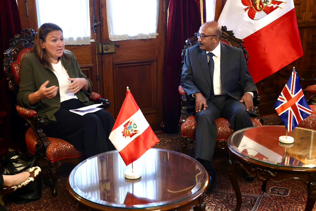 congresoperu's tweet photo. #CongresoInforma I El presidente de la Cámara de Diputados, Oscar Reto Otero (@OscarReto62), recibió el saludo protocolar de la embajadora del Reino Unido en el Perú, Su-Lin Garbett-Shiels.

Durante el encuentro, Reto Otero compartió con la diplomática sus impresiones tras su reciente recorrido por el norte del país, realizado durante la Semana de Representación, donde recogió información sobre el nivel de avance y las acciones de prevención que vienen desarrollando las autoridades regionales y nacionales ante la eventual ocurrencia del fenómeno de El Niño Costero.