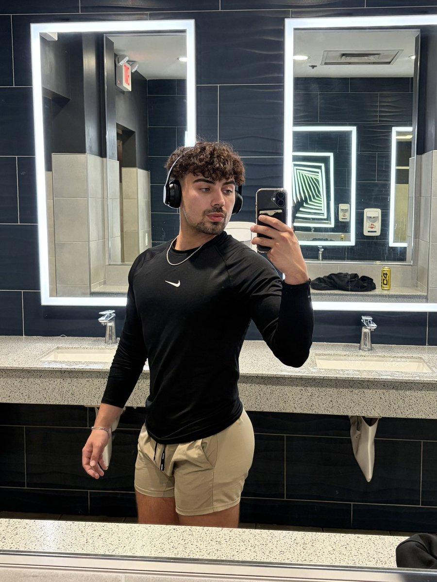 ryanrodex's tweet photo. At the gym vs after https://t.co/YfbcU8CudM