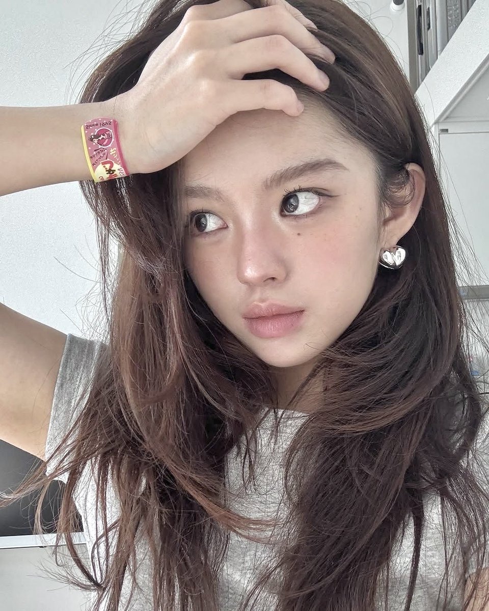 mepaphettt's tweet photo. วันนี้มาแชร์ทริคสำหรับคนที่ถ่ายเซลฟี่กล้องสดไอโฟน
แล้วภาพติดส้มติดเหลืองไม่ละมุนสีเพี้ยนผิวไม่สวย
ลองมาปรับตามข้างล่างนี้ดูรูปสวยละมุนขึ้นแน่นอน

ปรับในแอปรูปภาพ iPhone  • เปิดรับแสง +10 • แสงไฟรอบๆ +45 • ไฮไลต์ +25
เงา +40 • ความต่างระดับสี -20 • ความสว่าง +15 
•ความอิ่มสี -10
•ความสดของสี -20
•โทนอุ่น -10
•สีย้อม +6 • ความคมชัด +7 • ความละเอียด +10
•การลดนอยซ์ +5

ไม่ต้องปรับตรงเป๊ะ ปรับแต่งเพิ่มลด
ตามแสงรูปนั้นได้เลย อันนี้เอาไว้แค่เป็นเรฟน๊า