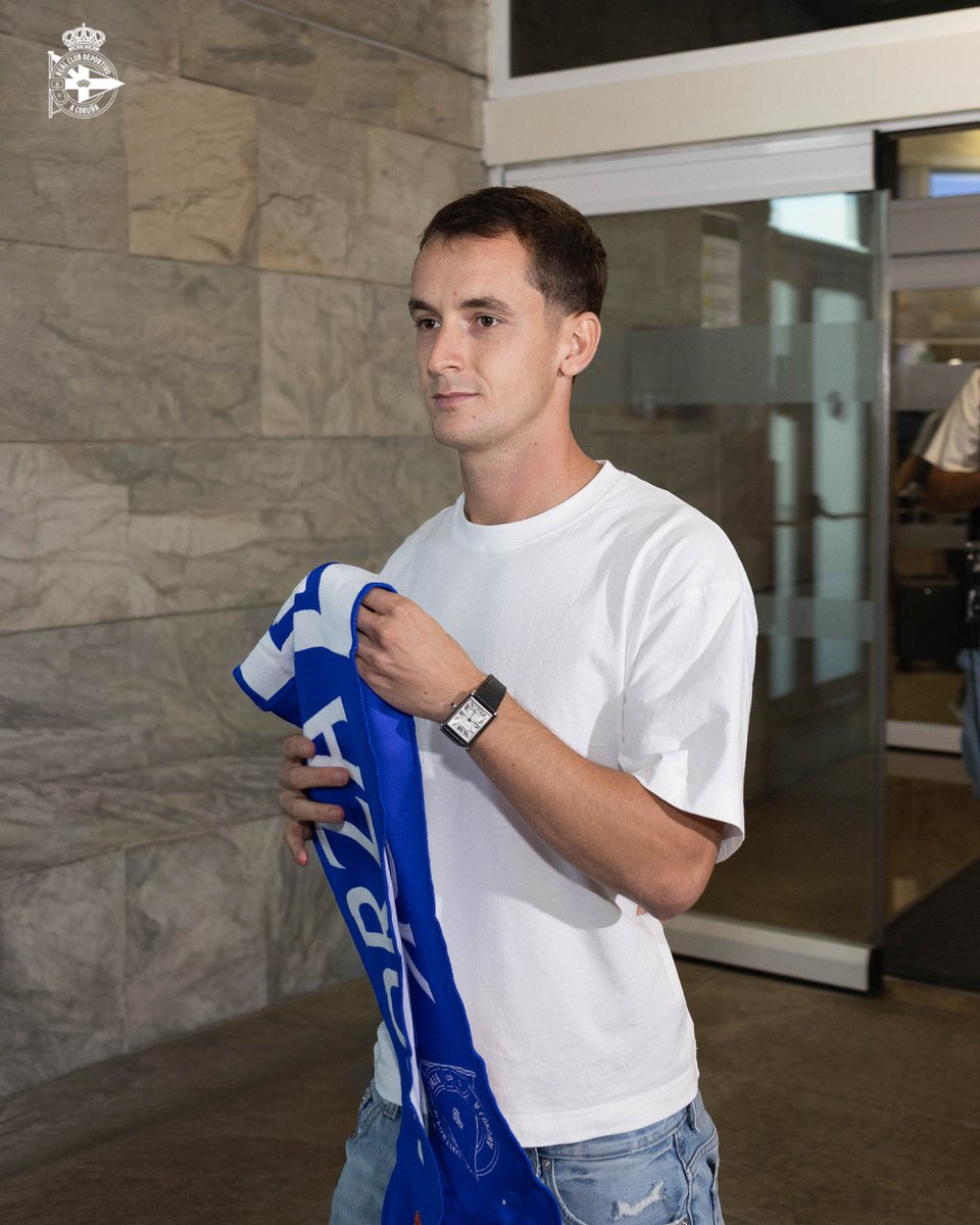RCDeportivo's tweet photo. 𝐵𝑒𝑛𝑣𝑖𝑑𝑜, 𝑀𝑎𝑟𝑐! 💙🤍 https://t.co/AcAyQopABK