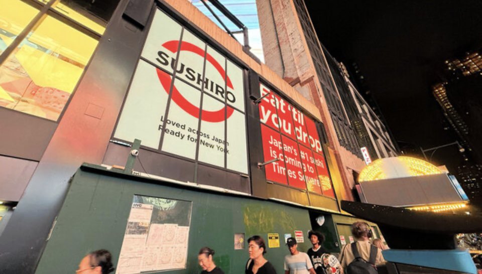 LondonFX_N20's tweet photo. 【スシロー】
NYタイムズスクエア
一皿$5 (800円)

「スシローの寿司に800円も😱」と考えてはいけません。一歩　海外に出れば日本のモノはプレミアム乗せても食べに来たい人がいるんです😊　

是非　NYで勝負して下さい　٩(^‿^)۶
絶対　成功すると思う😊

https://t.co/FWIp31ijCe https://t.co/0XNvNc6B2P
