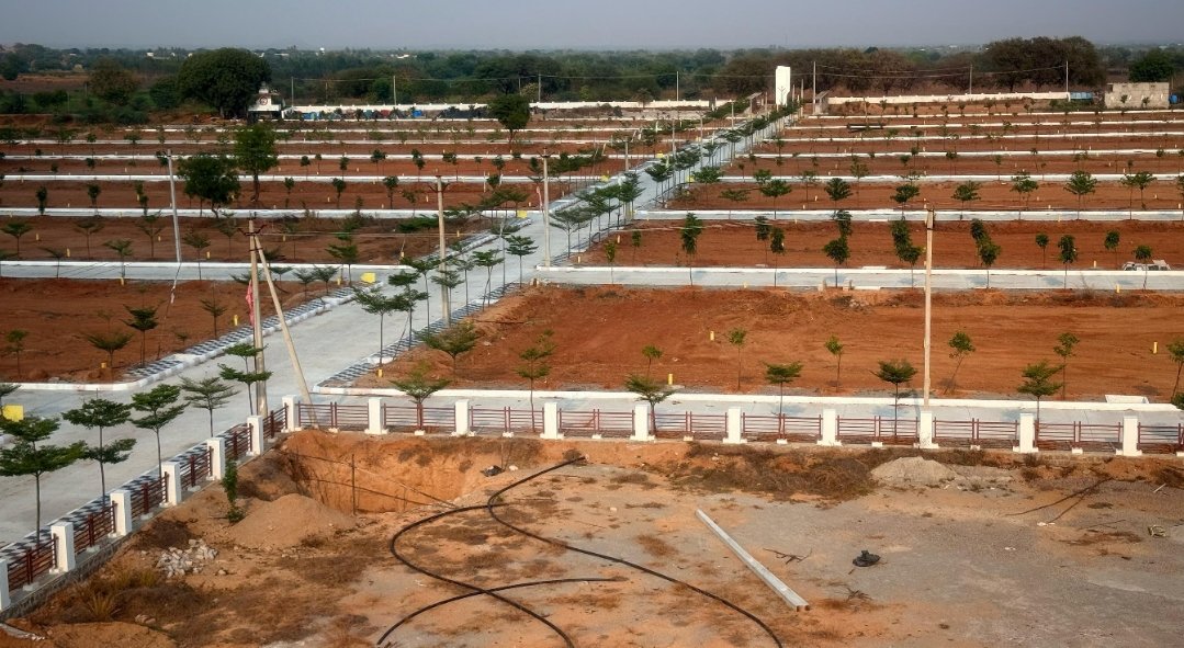NewsMeter_In's tweet photo. #Hyderabad:
#Openplots in #KPHB Phase 7 fetched a premium at Wednesdayβs auction.
Of 16 #MIGplots, the highest bid touched βΉ2.70 L per sq yd against the base price of βΉ1.60 L.
With 19 bidders competing, the #auction fetched the #HousingBoard βΉ47.14 cr. https://t.co/qQIKTKdQ91