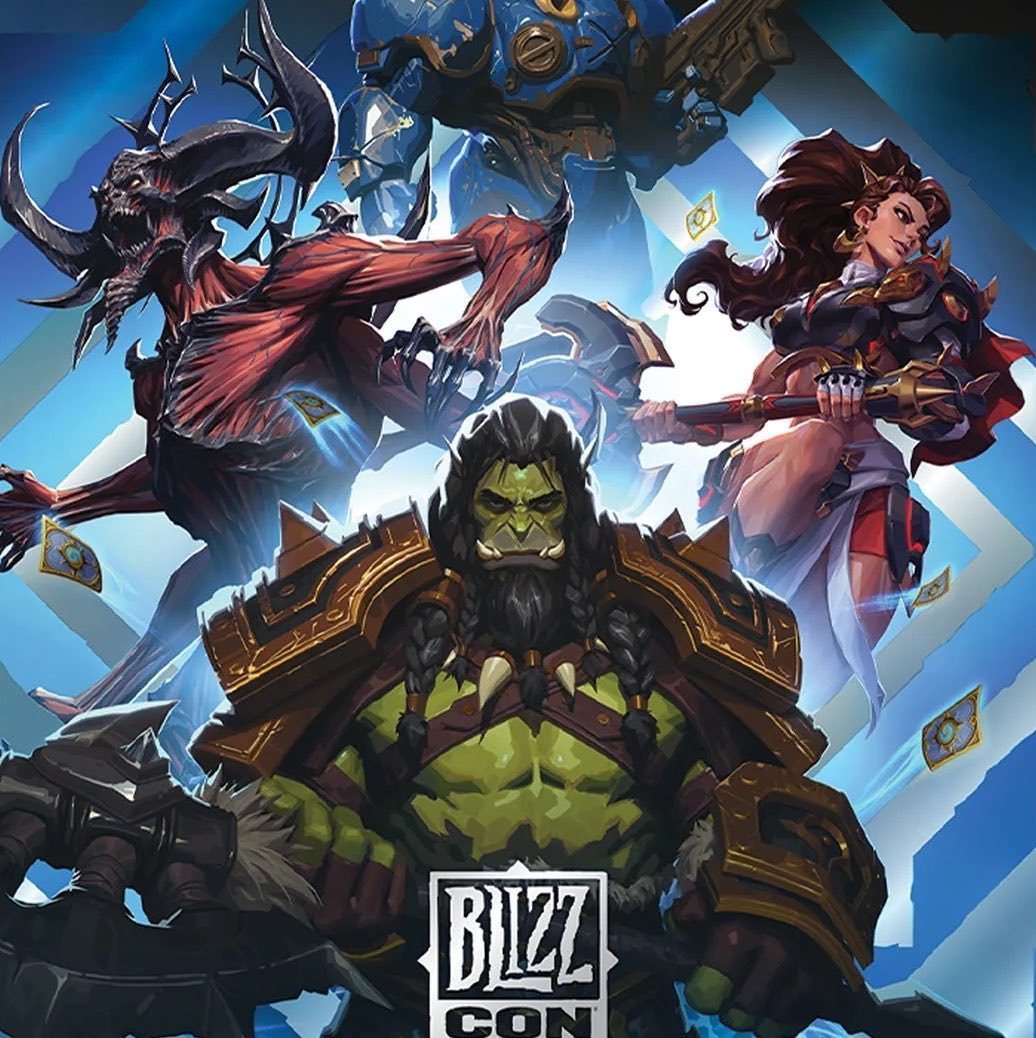 CentralXBOX_'s tweet photo. 🚨 BLIZZCON 2026 PROMETE SER ENORME

Xbox acaba de revelar nuevos detalles sobre el regreso presencial de BlizzCon y Blizzard está preparando uno de sus eventos más grandes.

📅 12 y 13 de septiembre
📍 Anaheim

• Más de 37.000 asistentes
• +300 estaciones de demos jugables
• 117+ horas de contenido
• 7.500 asientos en el escenario principal
• 6 escenarios durante 2 días
• Feria de la Luna Negra de más de 70.000 ft²
• Copa Mundial de Overwatch
• WoW Arena + Mythic Dungeon International
• Hearthstone Masters Tour
• Nueva Copa Clásica
• Más de $1.2 MILLONES en premios de esports
• Regresa Blizzard Arcade con StarCraft y Heroes of the Storm

Y vuelve una de las tradiciones más queridas:

LA MARCHA DE LOS MURLOCS.

Se esperan alrededor de 4.000 jugadores disfrazados de Murloc.

Pero hay algo todavía más interesante.

Cuando preguntaron directamente qué anuncios podemos esperar, Blizzard respondió:

“NO PODEMOS HABLAR DE ESO.”

Después de los grandes anuncios realizados a principios de año…

¿Qué está preparando Blizzard para BlizzCon 2026?

¿Cuál será EL GRAN ANUNCIO?