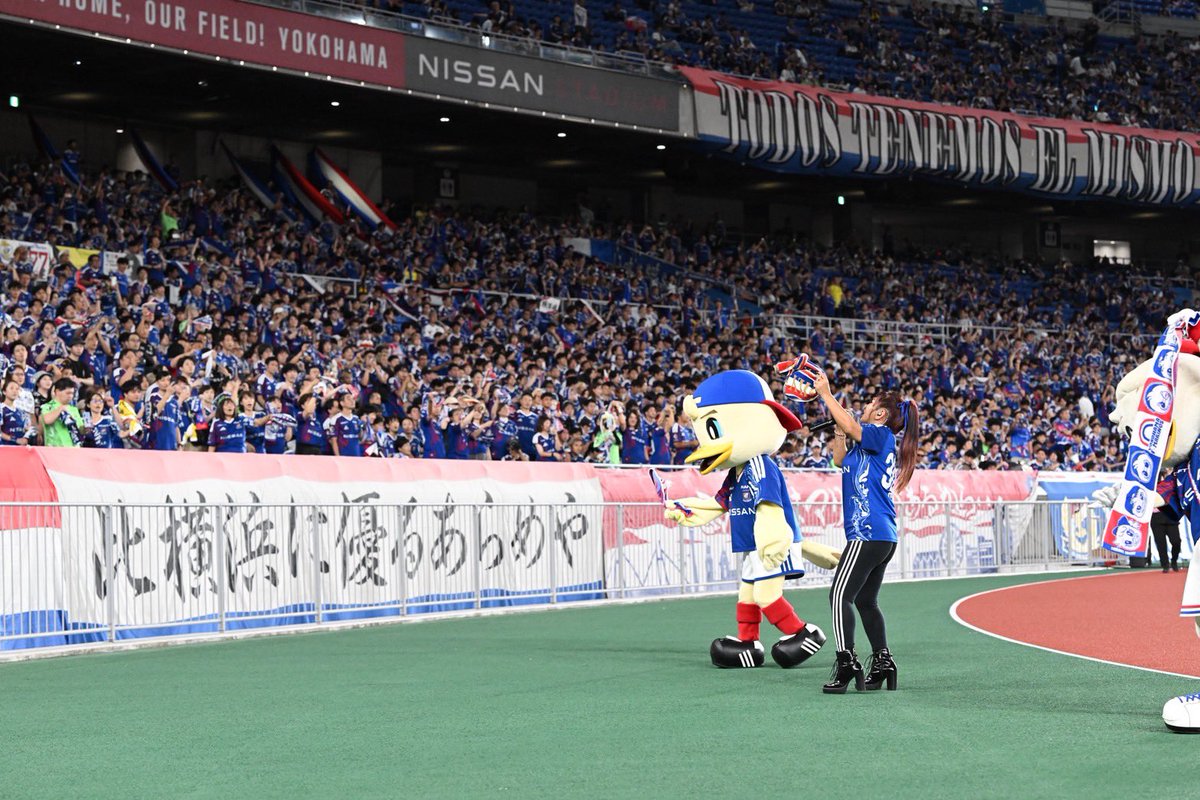MINMI_Staff's tweet photo. 横浜F•マリノス | ハーフタイムショー💙🤍❤️
公式応援ソング「WINNER」
盛り上がってくれたみなさんありがとうございました🔥

MINMI初の日本武道館もお待ちしています🍇
MINMI LIVE at 日本武道館
〜 it’s not too late 〜

🗓 2026.10.8（木）
OPEN 18:00 / START 19:00

TICKET🎟️
https://t.co/yjFgkKf7jX

@prompt_fmarinos @minmidesu 

📸Photo
©1992 Y.MARINOS