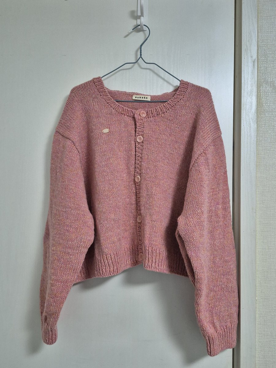 nullknittinglog's tweet photo. #눌뜨개FO
📔 바늘이야기 밴쿠버 가디건
 🧶 바늘이야기 피그먼트울 가드닝 1합+스너기앤울리 러브다이브 1합 = 총 2합 (가드닝 2콘, 러브다이브 1타래)
🪡 니트프로 진저 디럭스 4.5mm, 스페셜 4.5mm
🗓️ 2026.08.16 ~ 2026.09.02

뜨고는 싶은제 잘 안입는 색이라 고민
차카니 트친이 받아주었어요😍 https://t.co/D97CeeWj3C