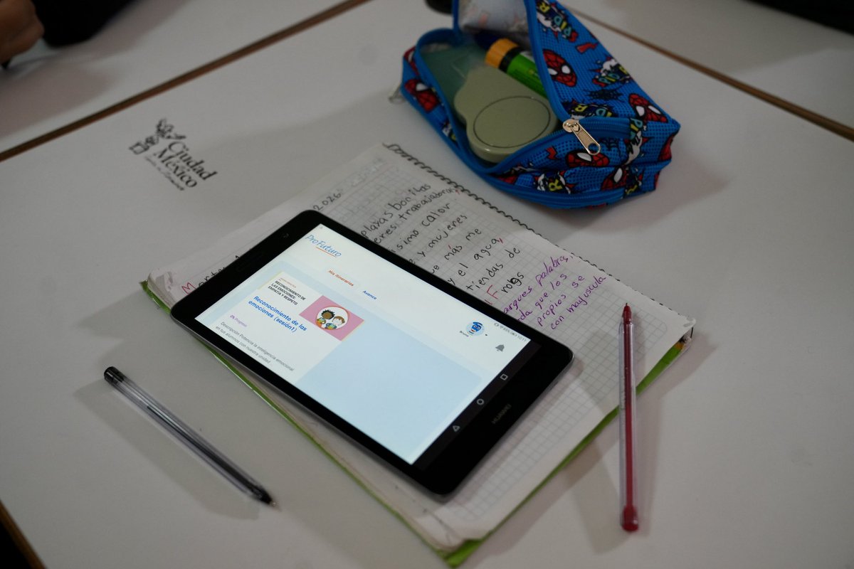 oscarlopeztwit's tweet photo. La digitalización tiene que servir para igualar oportunidades.

Hoy visitamos en Ciudad de México un proyecto de @fundacionTef y @FundlaCaixa que trabaja para que niños, niñas y docentes de entornos vulnerables tengan acceso a tecnología y formación, reduciendo la brecha digital. https://t.co/P30Qj2BRAw