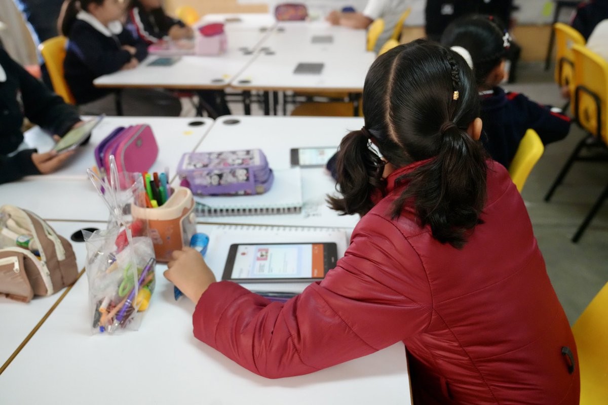 oscarlopeztwit's tweet photo. La digitalización tiene que servir para igualar oportunidades.

Hoy visitamos en Ciudad de México un proyecto de @fundacionTef y @FundlaCaixa que trabaja para que niños, niñas y docentes de entornos vulnerables tengan acceso a tecnología y formación, reduciendo la brecha digital. https://t.co/P30Qj2BRAw