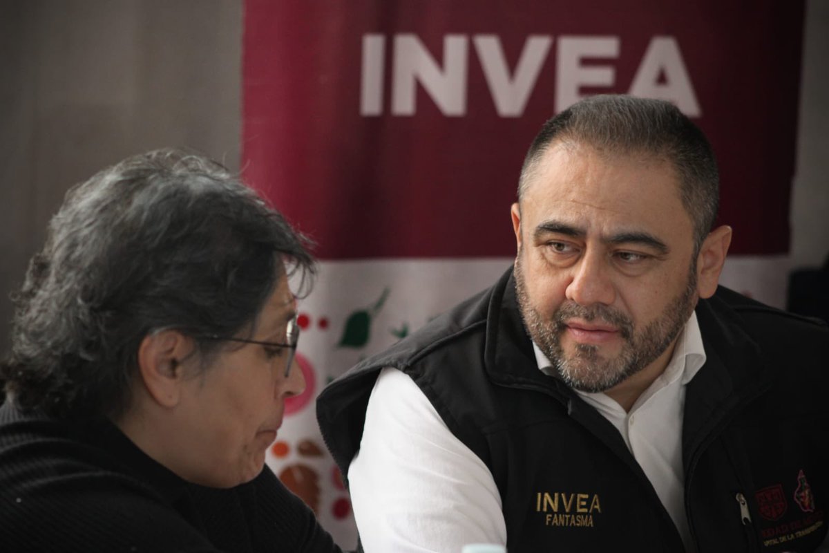 inveacdmx's tweet photo. Como cada martes realizamos la Audiencia Ciudadana en el Zócalo de la Ciudad de México, y estuvimos con nuestra Jefa de Gobierno, @ClaraBrugadaM atendiendo a la ciudadanía que acude para resolver sus dudas o realizar peticiones.

Juntos, en el Gobierno de la Ciudad, hacemos gobierno de territorio, ¡gracias por visitarnos!