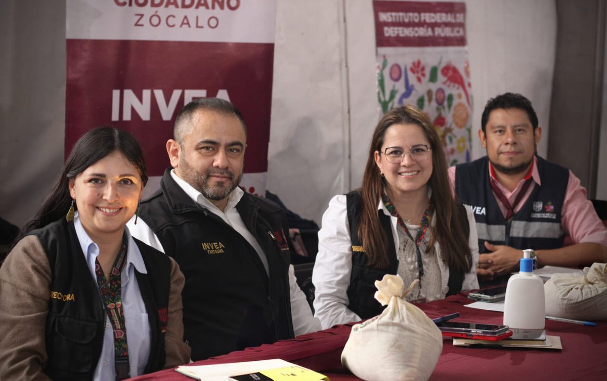 inveacdmx's tweet photo. Como cada martes realizamos la Audiencia Ciudadana en el Zócalo de la Ciudad de México, y estuvimos con nuestra Jefa de Gobierno, @ClaraBrugadaM atendiendo a la ciudadanía que acude para resolver sus dudas o realizar peticiones.

Juntos, en el Gobierno de la Ciudad, hacemos gobierno de territorio, ¡gracias por visitarnos!