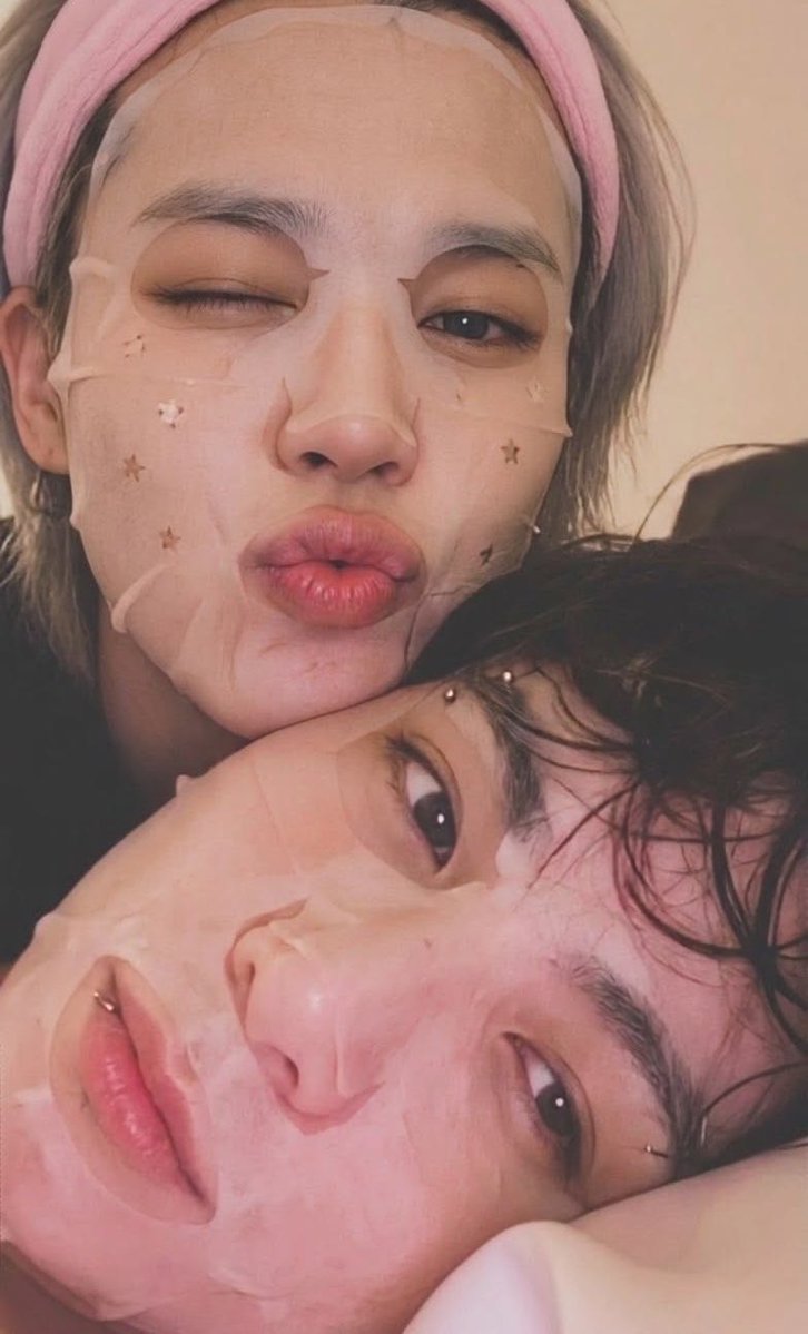 nanajiil's tweet photo. #aujikook em doze dias

Jungkook precisa viajar a trabalho por 12 dias. Jimin confia cegamente no marido, mas odeia a ideia de ficar tanto tempo longe dele.

Afinal, serão dias sem beijos, abraços, carinho e principalmente… sem sexo.

E Jimin já sabe: não vai aguentar. https://t.co/GPJnL3E4qx