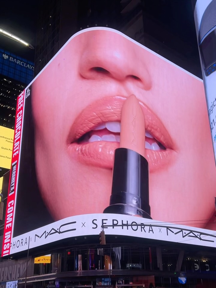 Javierzano's tweet photo. ith The Estée Lauder Companies,  lit up Times Square using the iconic  billboard for a larger-than-life takeover led by “The Traitors” winner .

The 17,000-square-foot LED screen, courtesy of the NYSE, featured Rob’s now-viral mirror ... https://t.co/YBYkai3K5P