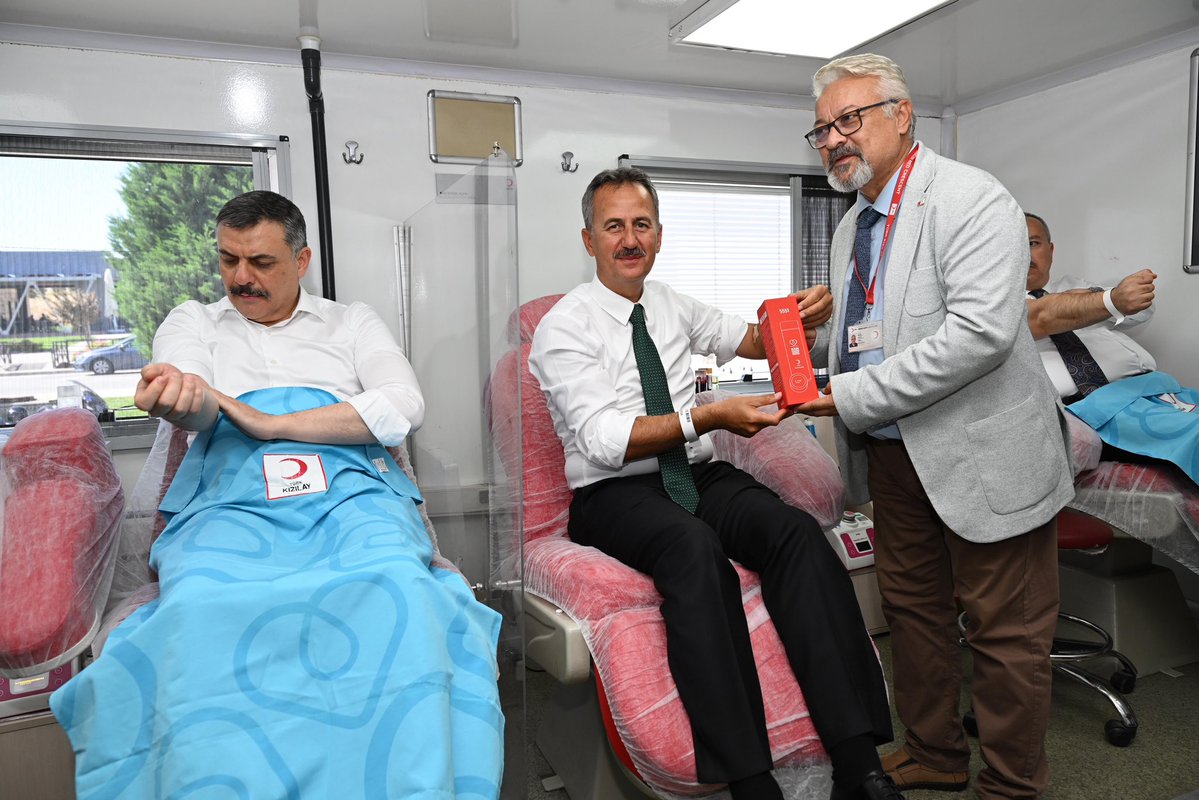 halukgorgun's tweet photo. Savunmada olduğu gibi dayanışmada da birlikteyiz. 🩸🇹🇷

İçişleri Bakanımız Sayın Mustafa Çiftçi ve Emniyet Genel Müdürümüz Sayın Ali Fidan ile Türk Kızılay’a kan bağışında bulunduk.

Bu iyilik hareketini savunma sanayii ailemizle büyütmek istiyoruz.

Firmalarımızın yöneticileri başta olmak üzere savunma sanayii ailemizin tüm kıymetli çalışanlarını kan bağışında bulunmaya, dayanışmamızı birlikte güçlendirmeye davet ediyorum.

#CandanBağlıyız

@Kizilay
@mustafaciftcitr
@ValiFidan