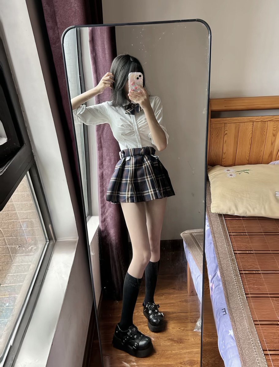 DanielleLipsk14's tweet photo. 团子开学啦😭  

有谁要来锐评我18岁女大的福啊？

心情不好来X发泄了，无🚪来就给了 https://t.co/99mhwoFVas