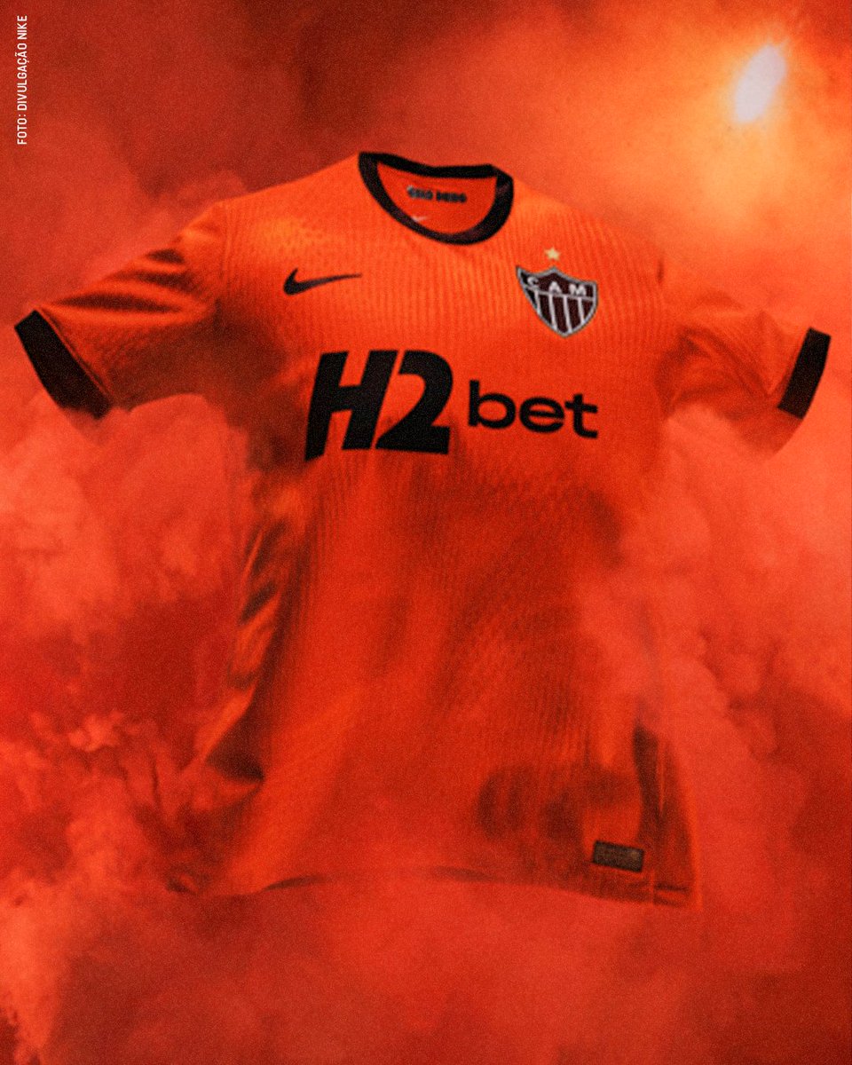 TNTSportsBR's tweet photo. ALERTA DE CAMISA F#D@ NO FUTEBOL BRASILEIRO! 🚨🚨 O Atlético lançou sua nova camisa 3, que faz uma homenagem à "rua de fogo" da torcida atleticana para receber o elenco nos jogos do Galo em casa. O rapper Djonga foi um dos primeiros a usar a peça, vestindo na vitória sobre o Cruzeiro na Copa do Brasil, na última terça... #FBR