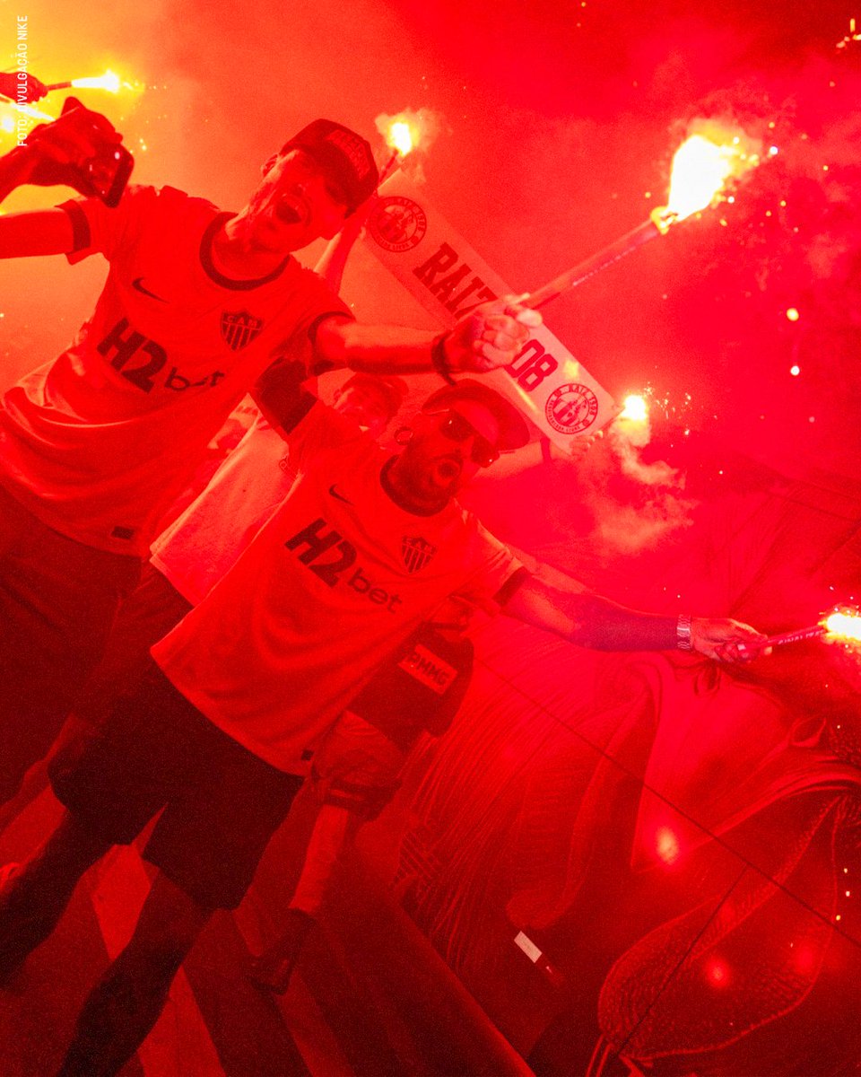 TNTSportsBR's tweet photo. ALERTA DE CAMISA F#D@ NO FUTEBOL BRASILEIRO! 🚨🚨 O Atlético lançou sua nova camisa 3, que faz uma homenagem à "rua de fogo" da torcida atleticana para receber o elenco nos jogos do Galo em casa. O rapper Djonga foi um dos primeiros a usar a peça, vestindo na vitória sobre o Cruzeiro na Copa do Brasil, na última terça... #FBR