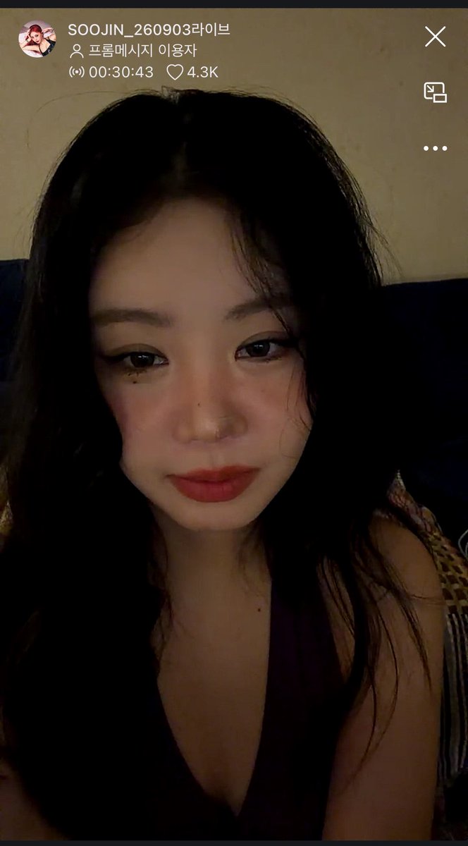 quark11d's tweet photo. #SOOJIN is on livestream now on Fromm 🥹🫳🏻 https://t.co/HlWHmbUNMo