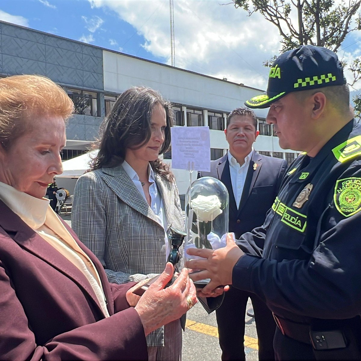 Policiantioquia's tweet photo. La Policía Nacional a través de la @PoliciaUNIPEP Unidad Policial para la Edificación de la Paz y la Alcaldía de Medellín, rende tributo a la vida, servicio y legado del señor Brigadier General Valdemar Franklin Quintero. Sus familiares recibieron la estatuilla “Edificadores de Paz”, símbolo de un reconocimiento que trasciende el tiempo. Su memoria permanece viva en la Institución y en el corazón de quienes seguimos sirviendo a Colombia. #DiosyPatria