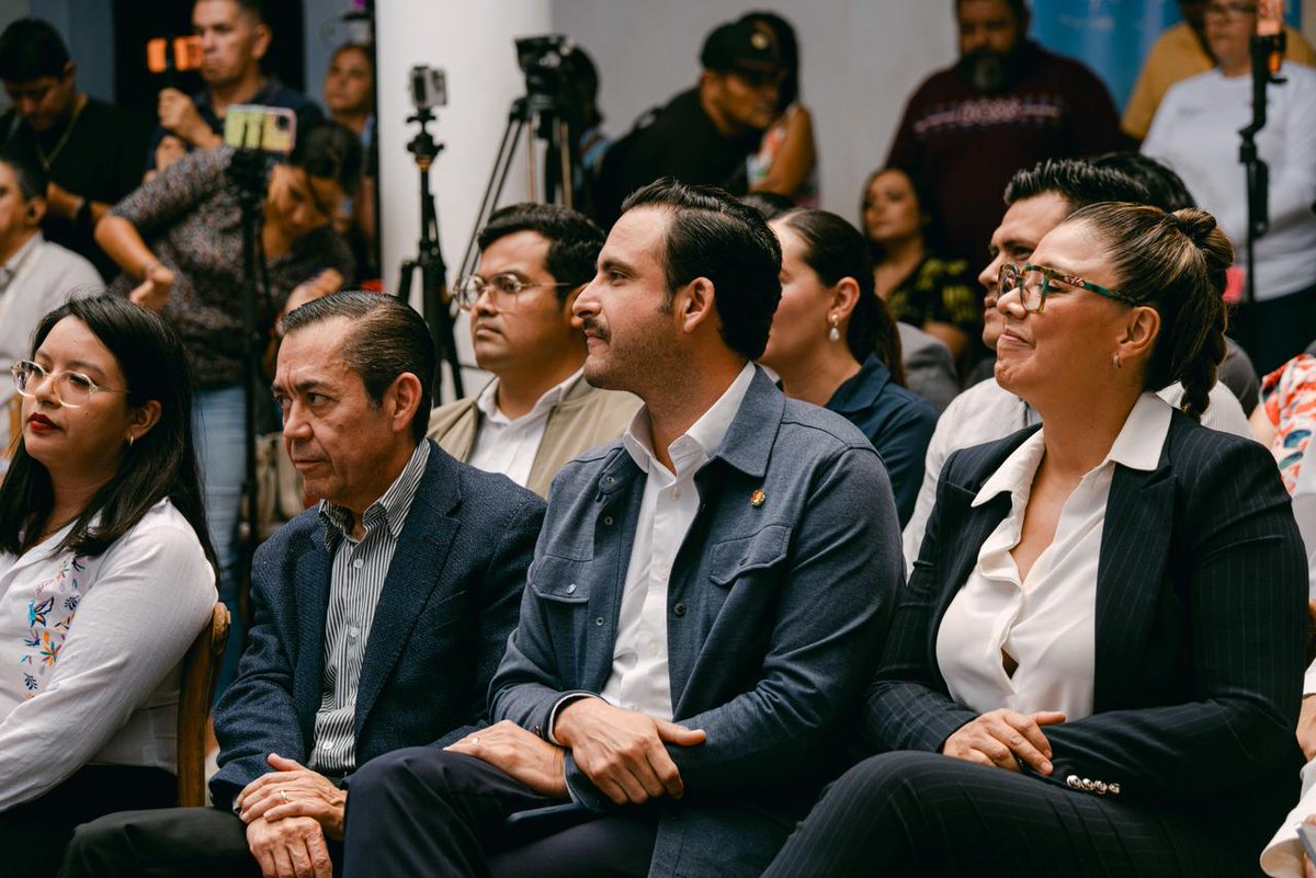 SECTUR_mx's tweet photo. Avanzamos por México llega a Nayarit. 🇲🇽✨

Presentamos a los actores clave de los Pueblos Mágicos de Nayarit la estrategia conjunta “Avanzamos por México”, impulsada por la Secretaría de Turismo y BBVA México, para fortalecer al sector turístico y generar nuevas oportunidades para quienes hacen posible que nuestros destinos sigan creciendo. 🙌

La estrategia contempla cinco ejes principales:

✈️ Promociones para viajeros, con beneficios en vuelos, hospedaje y paquetes turísticos.
📣 Promoción turística, para posicionar las marcas México y Pueblos Mágicos.
📲 Digitalización, facilitando los pagos digitales para los prestadores de servicios turísticos.
🌱 Desarrollo económico, con beneficios directos para las comunidades de los Pueblos Mágicos.
🎓 Educación financiera, con talleres para estudiantes, PyMEs y prestadores de servicios turísticos.

Porque cuando sumamos esfuerzos entre el sector público y privado, generamos más oportunidades para nuestros prestadores de servicios, fortalecemos nuestras comunidades y avanzamos por un turismo que se traduzca en bienestar para México. 🎊