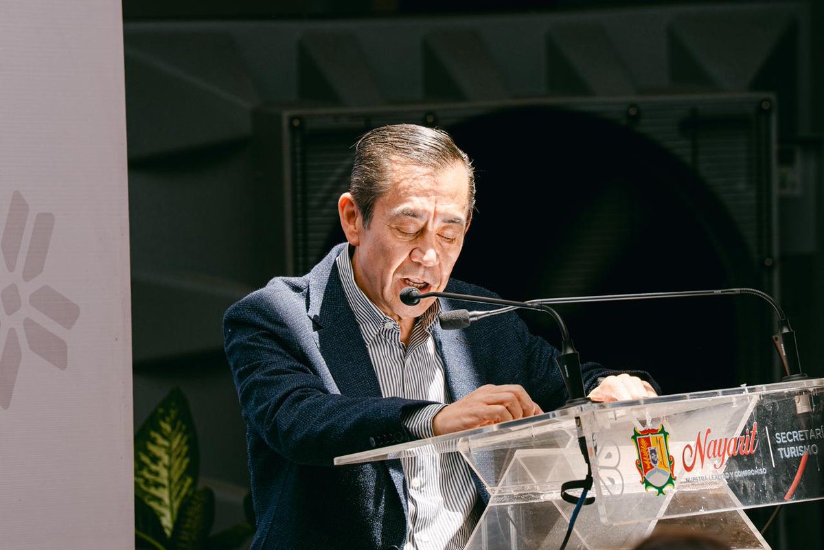 SECTUR_mx's tweet photo. Avanzamos por México llega a Nayarit. 🇲🇽✨

Presentamos a los actores clave de los Pueblos Mágicos de Nayarit la estrategia conjunta “Avanzamos por México”, impulsada por la Secretaría de Turismo y BBVA México, para fortalecer al sector turístico y generar nuevas oportunidades para quienes hacen posible que nuestros destinos sigan creciendo. 🙌

La estrategia contempla cinco ejes principales:

✈️ Promociones para viajeros, con beneficios en vuelos, hospedaje y paquetes turísticos.
📣 Promoción turística, para posicionar las marcas México y Pueblos Mágicos.
📲 Digitalización, facilitando los pagos digitales para los prestadores de servicios turísticos.
🌱 Desarrollo económico, con beneficios directos para las comunidades de los Pueblos Mágicos.
🎓 Educación financiera, con talleres para estudiantes, PyMEs y prestadores de servicios turísticos.

Porque cuando sumamos esfuerzos entre el sector público y privado, generamos más oportunidades para nuestros prestadores de servicios, fortalecemos nuestras comunidades y avanzamos por un turismo que se traduzca en bienestar para México. 🎊