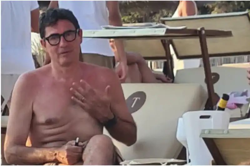 AlessandroTCFI's tweet photo. Nicola Fratoianni si è concesso una giornata di relax al Togo Bay Beach, uno degli stabilimenti balneari più rinomati di Torre Lapillo. Un lido vip, (70 euro un ombrellone e due lettini) più la bottiglia di champagne 

#Lapatrimoniale … per camparlo, li mortacci tua https://t.co/VKkigfph1s